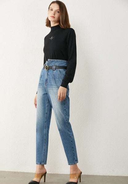 PANTALON JEANS CINTURA ALTA CON BOLSILLO Y PLIEGUE  DE TOBILLO RECTO LIA